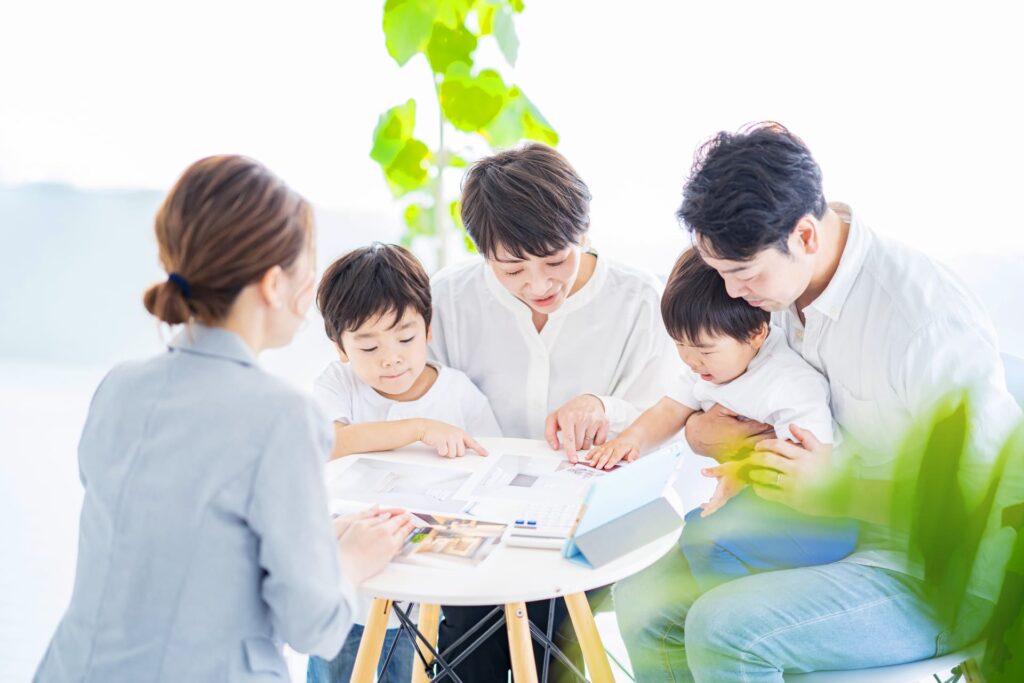 物件相談をする家族
